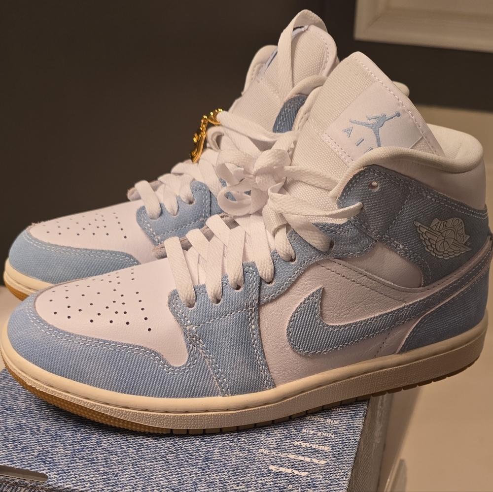 Jordan Air 1 Mid SE in White and Blue - Picture 2 of 4